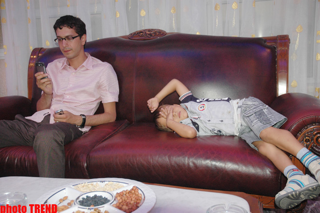 Прикол-тайм! Маленький Реван заставил телеведущего Идриса Джафарова "подвинуться" на диване (фотосессия)