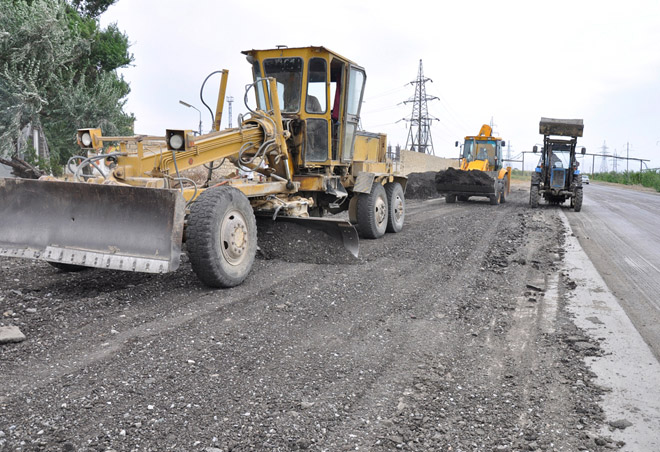 Начались ремонтные работы на автодороге, ведущей на предприятия производственного объединения "Азерикимья" (ФОТО)