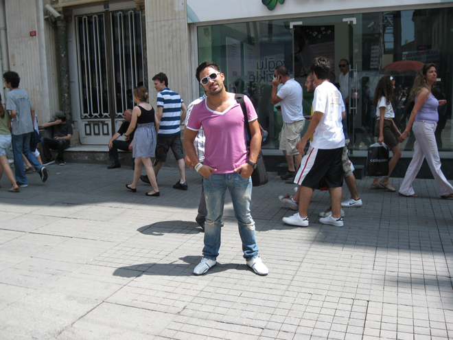 Певец Керим Аббасов случайно столкнулся в Стамбуле с кузиной, работающей там моделью (фотосессия)