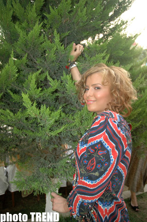 Сосна – символ счастья, или О дереве любви Севды Яхьяевой (фотосессия)