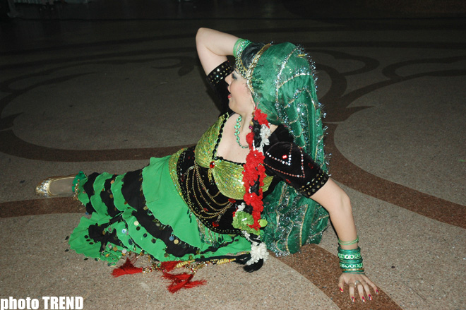 Прикол-тайм! Танцовщица Фатима и журналистка Джейран танцуют под индийскую песню "Ши, ши, зи, пи" (фотосессия)