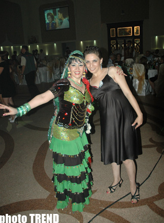 Прикол-тайм! Танцовщица Фатима и журналистка Джейран танцуют под индийскую песню "Ши, ши, зи, пи" (фотосессия)