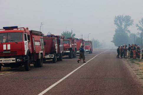 В России пожар от пала травы охватил 14 жилых домов в красноярском поселке
