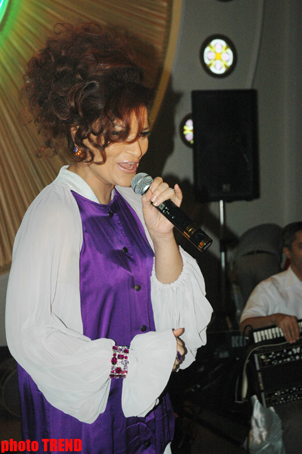Фиолетовый бронежилет азербайджанской  певицы Хумар Гадимовой (фотосессия)