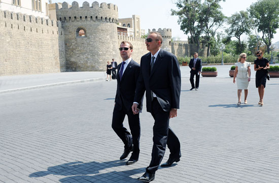 Президенты Азербайджана и России вместе с супругами совершили прогулку по "Ичери шехер", побывали в Приморском национальном парке (ФОТО)