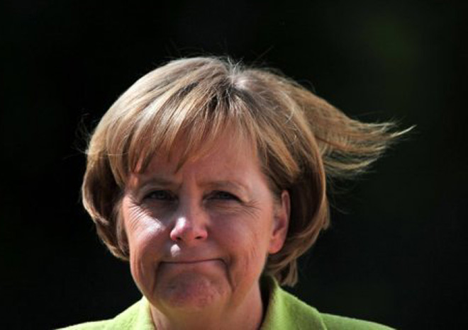 Angela Merkel'in bürosu şüpheli paket nedeniyle kapatıldı