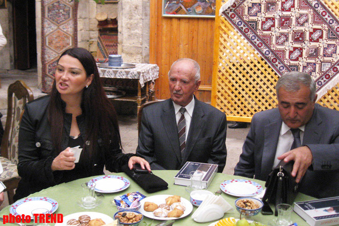 Azerbaijani poet launches book (PHOTO)
