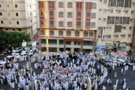 В городах Алжира проходят акции протеста против решения президента отсрочить выборы