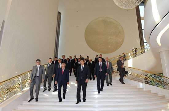 İlham Əliyev Daşkənddə Forumlar sarayı ilə tanış olub (FOTO)