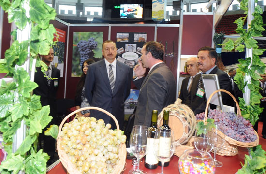 Президент Ильхам Алиев ознакомился с III Международной выставкой Caspian Agro-2010 (ДОПОЛНЕНО) (ФОТО)