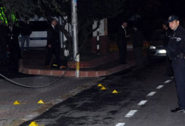 İzmir'de bir kişi evinin önünde pompalı tüfekle öldürüldü