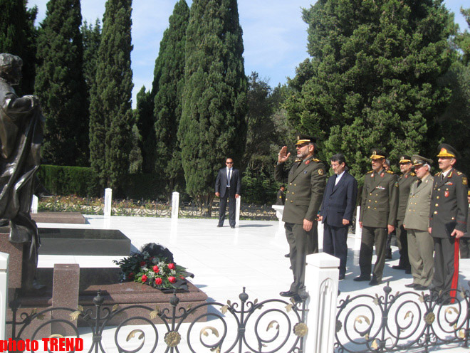 Министр обороны Ирана посетил в Азербайджане Аллею почетного захоронения и Аллею шехидов (ФОТО)