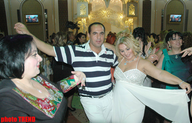 Прикол-тайм! Король свадеб Манаф Агаев показал танцующих певиц "Ай, джаны янмыш" (фотосессия)