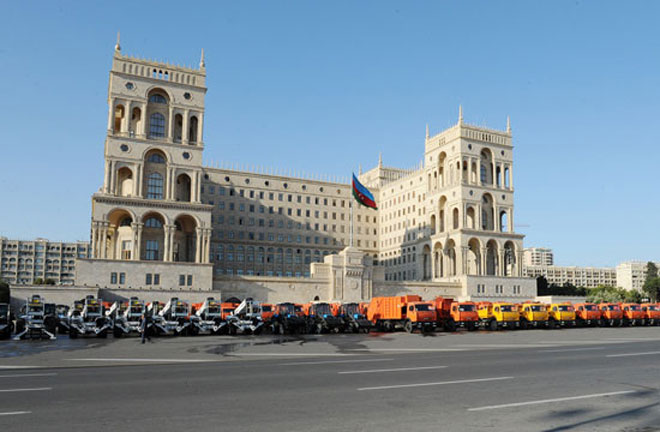 Президент Азербайджана осмотрел доставленные в столицу различные транспортные средства по оказанию коммунальных услуг (ФОТО)