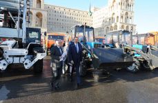 Azerbaijani President views public utility vehicles (PHOTO)