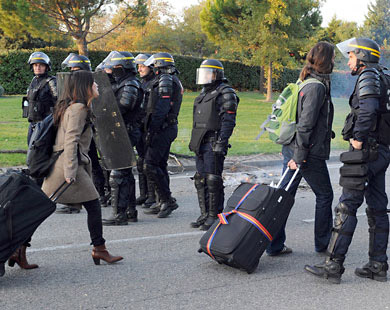 Полиция блокирует парижскую молодежь, которая пытается проникнуть к зданию Сената