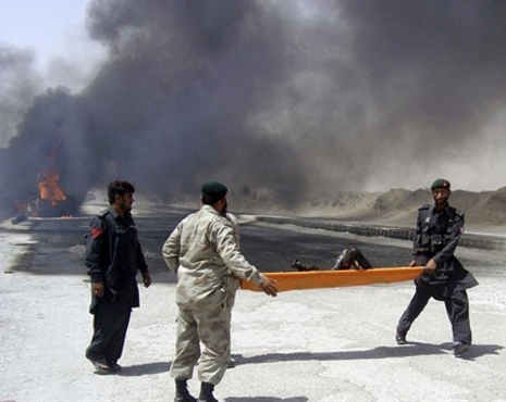 Pakistan paramilitary Shabqadar base bombings 'kill 80'