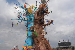 Огромное "дерево смерти" сооружено на главной площади Мексики