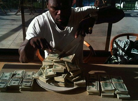 50 Cent ест свои деньги