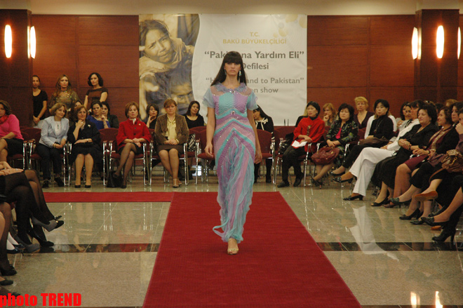 В посольстве Турции в Азербайджане проведена выставка моды для оказания помощи Пакистану (ФОТО)