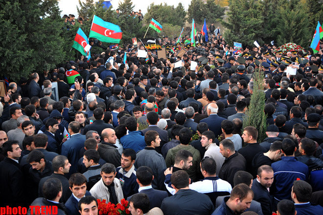Шехид и флаг Азербайджана (фотосессия)
