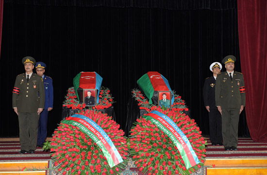 Шехид и флаг Азербайджана (фотосессия)