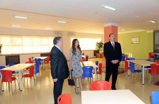 Президент Ильхам Алиев принял участие в открытии школьного комплекса, построенного по инициативе и при поддержке Фонда Гейдара Алиева (ФОТО)
