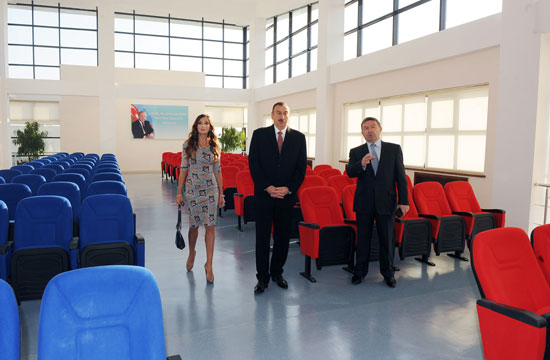 President Ilham Aliyev inaugurates school complex in Baku