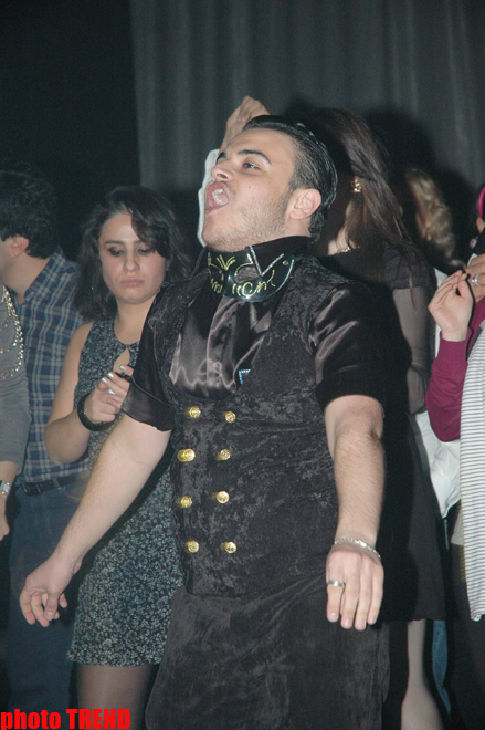 Турецкая поп-звезда Ханде Йенер преклонила голову перед бакинскими поклонниками (фотосессия)