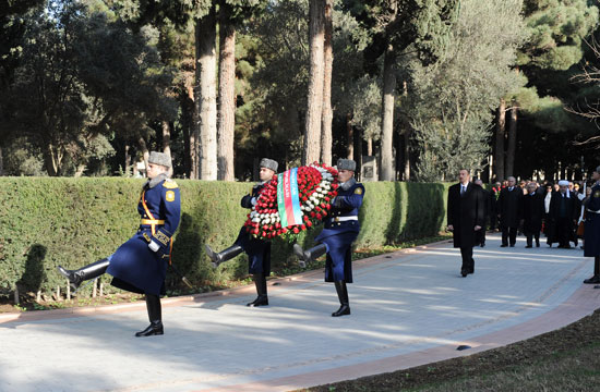 Azerbaijani President pays tribute to national leader Heydar Aliyev (UPDATE)(PHOTO)