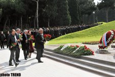 Общественность Азербайджана посещает Аллею почетного захоронения в седьмую годовщину кончины Общенационального лидера Гейдара Алиева (ФОТО)