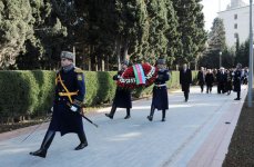 Azerbaijani President pays tribute to national leader Heydar Aliyev (UPDATE)(PHOTO)