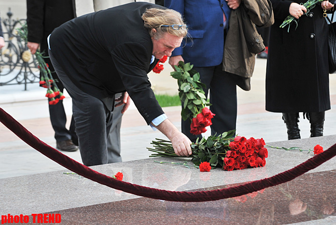 Жерар Депардье почтил в Баку память Гейдара Алиева и шехидов (фотосессия)