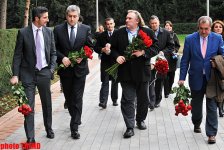 Жерар Депардье почтил в Баку память Гейдара Алиева и шехидов (фотосессия)