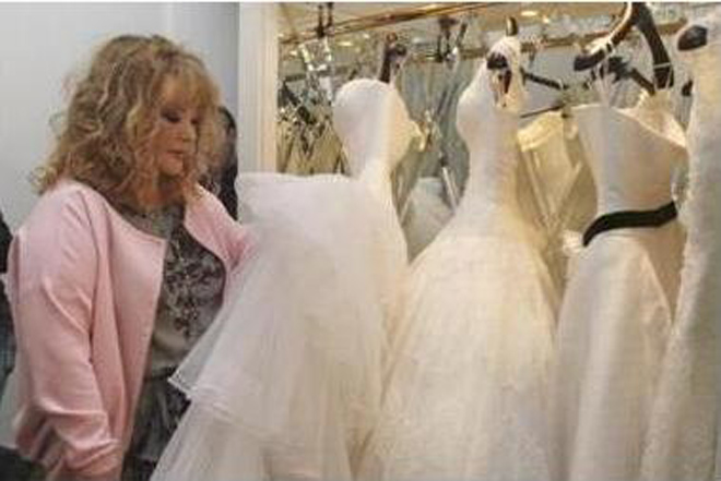 Алла Пугачева выбирает свадебное платье