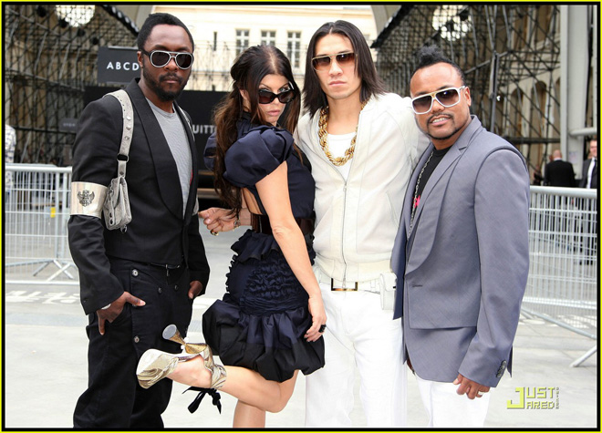 Участники Black Eyed Peas попрощались с публикой