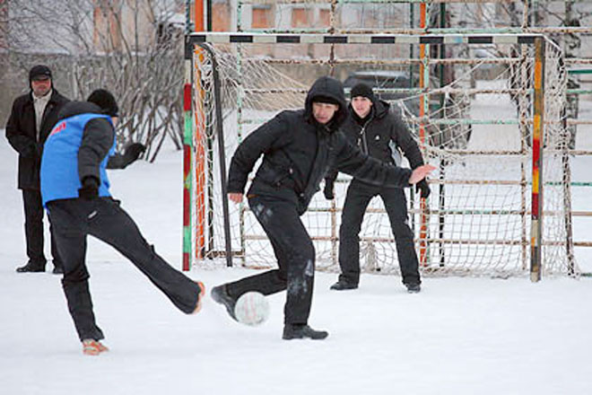 В Сыктывкаре молодогвардейцы и азербайджанцы сыграли в футбол: "Мы – за многонациональную Россию"