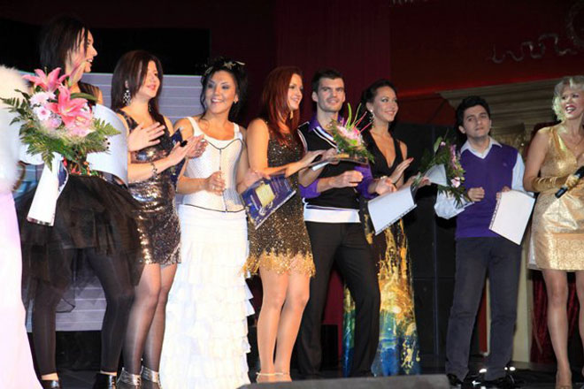 На международном фестивале азербайджанского певца поддержал продюсер Мадонны и Майкла Джексона (фотосессия)