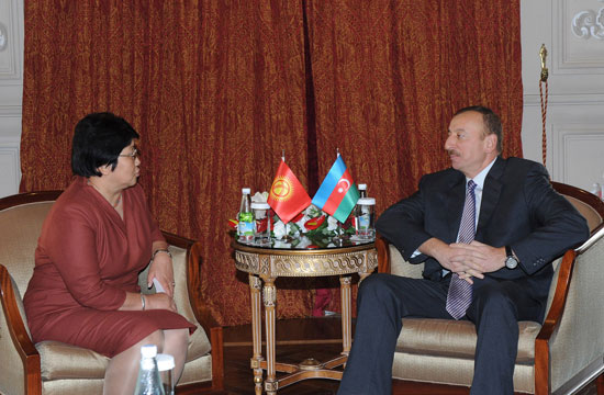 İlham Əliyev Qırğızıstanın keçid dövrü Prezidenti ilə görüşüb (FOTO)