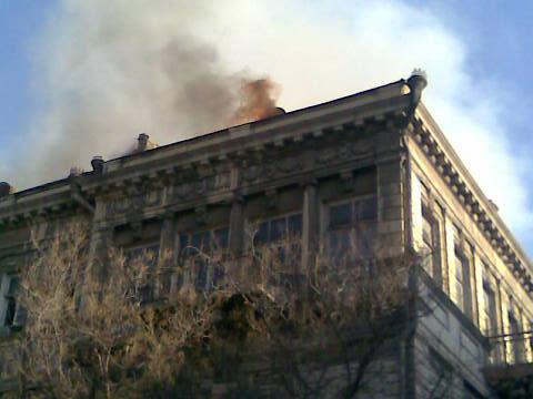В серьезном пожаре в центре Баку никто не пострадал - Скорая помощь