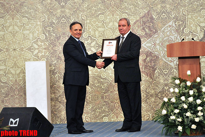 Azerbaijani President presented ‘Journalists’ Friend’ Award (PHOTO)