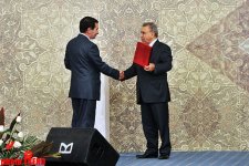 Azerbaijani President presented ‘Journalists’ Friend’ Award (PHOTO)