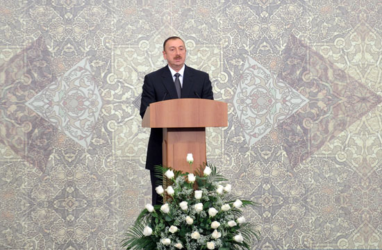 Azerbaijani President presented ‘Journalists’ Friend’ Award (PHOTO)