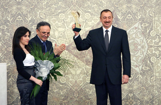 Azerbaijani President presented ‘Journalists’ Friend’ Award (PHOTO)