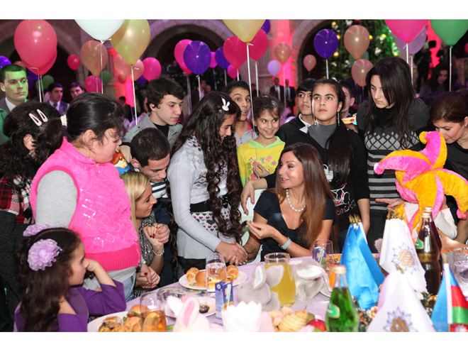 Первая леди Азербайджана Мехрибан Алиева приняла участие в праздничном торжестве для детей (фотосессия)