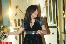 Певица Егяна Акбудак проводит последние месяцы беременности на сцене с микрофоном (фотосессия)