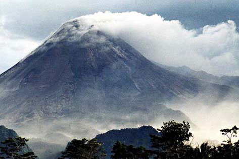 Вулкан Карымский на Камчатке выбросил столб пепла на две тысячи метров