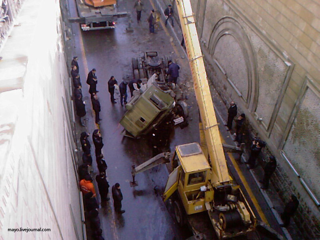 Investigator: Truck falls off bridge in Baku leaving one injured (UPDATE)
