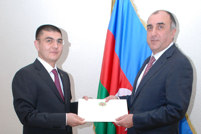 New Turkmen ambassador to Azerbaijan presents credentials to FM