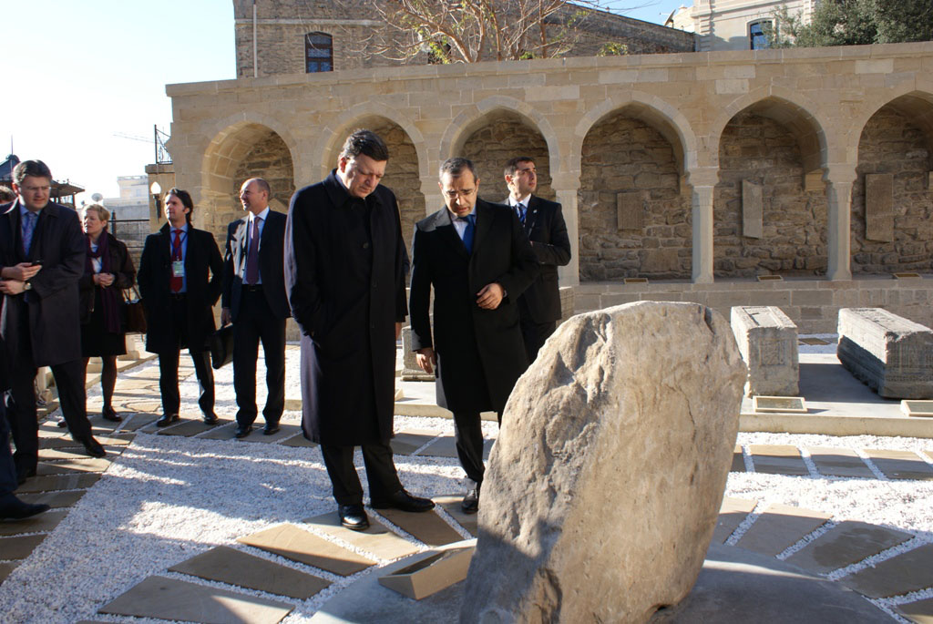 Глава Еврокомиссии прогулялся по историческому центру Баку (фотосессия)